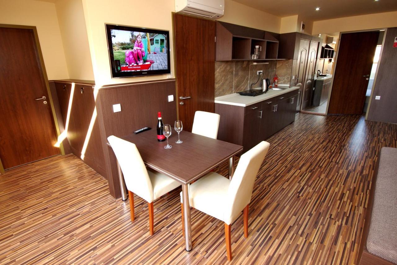 גיולה Corvin Apartman מראה חיצוני תמונה