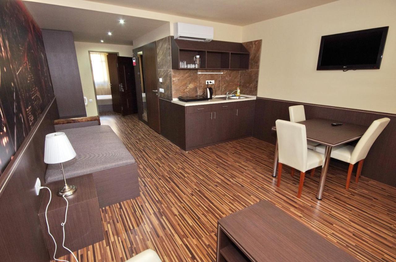 גיולה Corvin Apartman מראה חיצוני תמונה