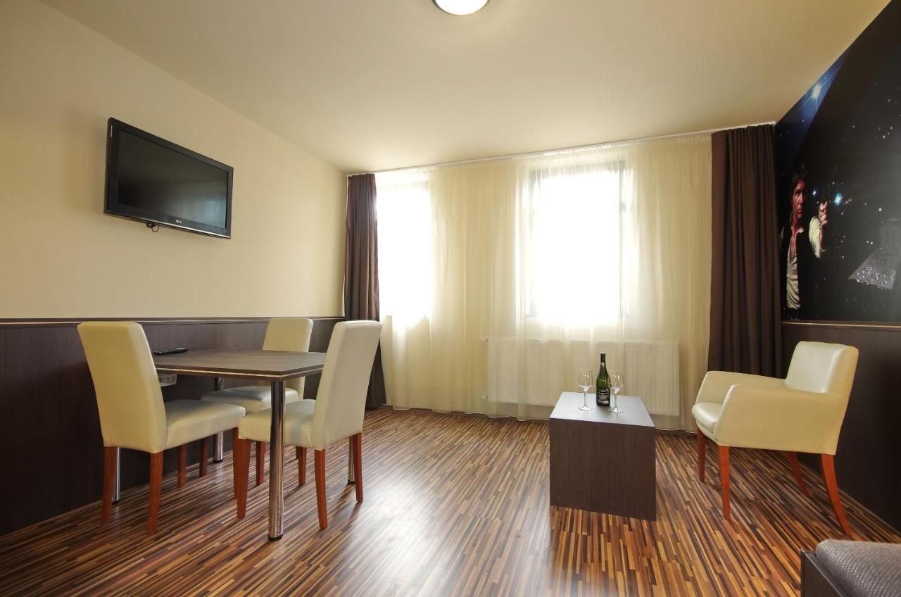 גיולה Corvin Apartman מראה חיצוני תמונה
