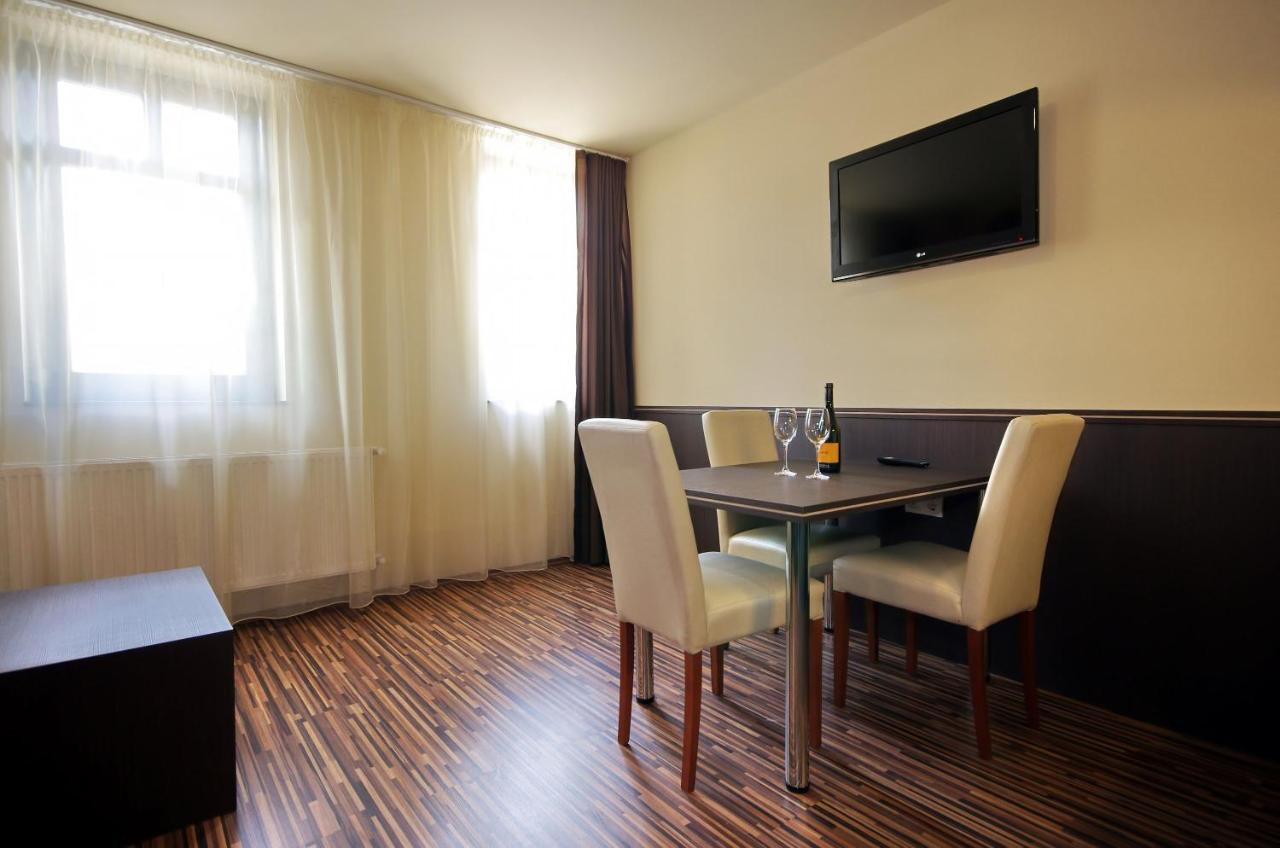 גיולה Corvin Apartman מראה חיצוני תמונה