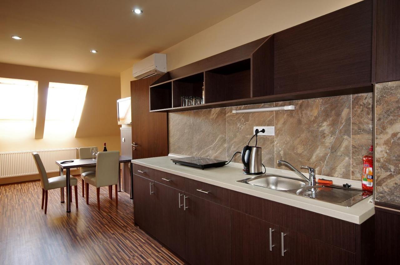 גיולה Corvin Apartman מראה חיצוני תמונה
