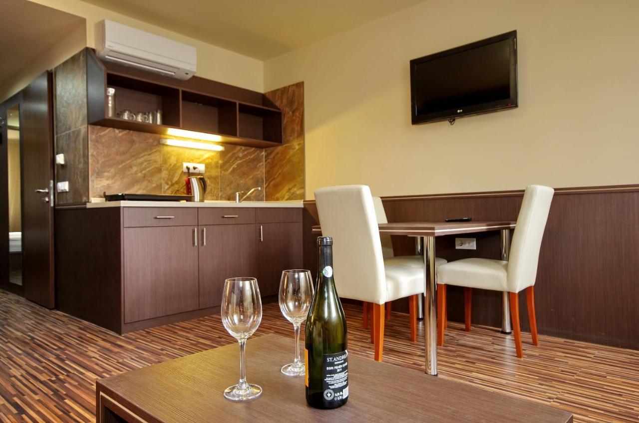 גיולה Corvin Apartman מראה חיצוני תמונה