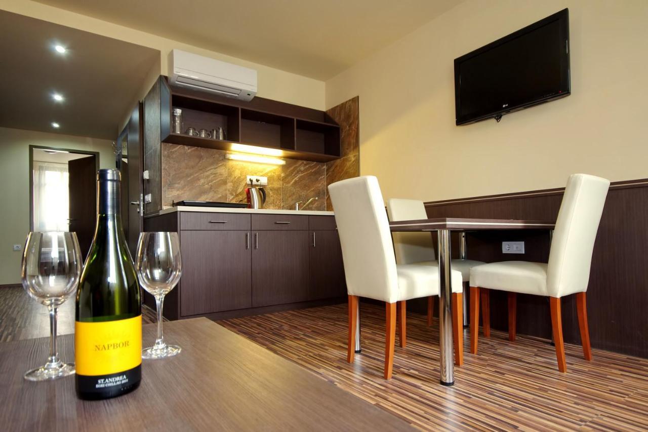 גיולה Corvin Apartman מראה חיצוני תמונה